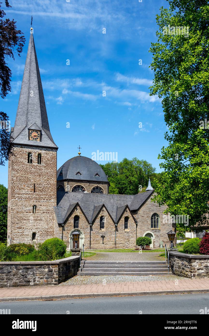 Deutschland, NRW, Märkischer Kreis, Balve, Pfarrkirche St. Blasius mit der Oktogonkuppel von 1910, rechts das Mausoleum des Landdrosten Henneke-Schünge Stockfoto