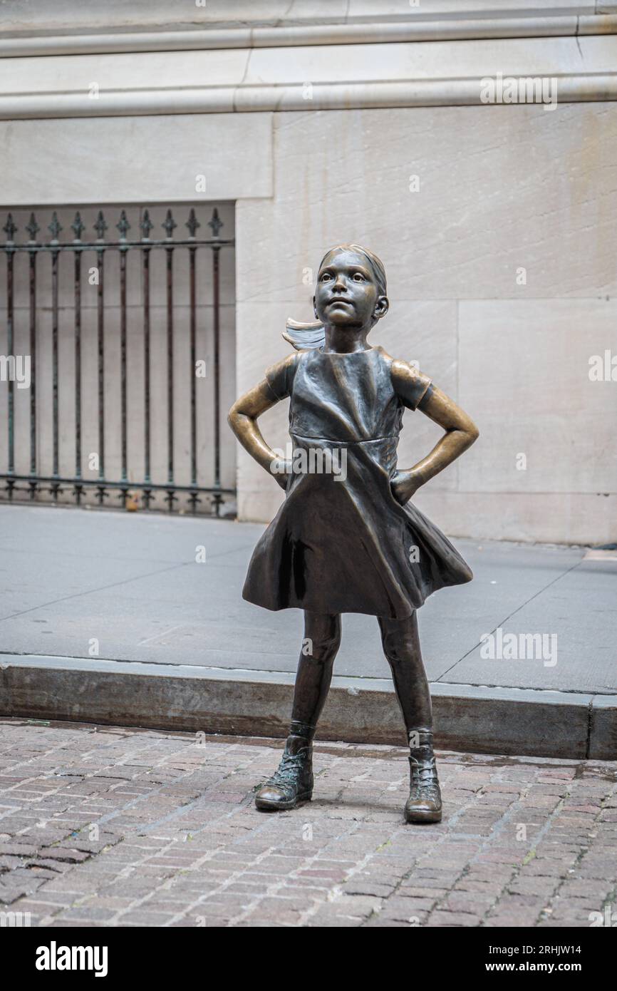 NEW YORK, USA, 29. JULI 2023: Fearless Girl - Bronzeskulptur von Kristen Visbal gegenüber dem New York Stock Exchange Building Stockfoto