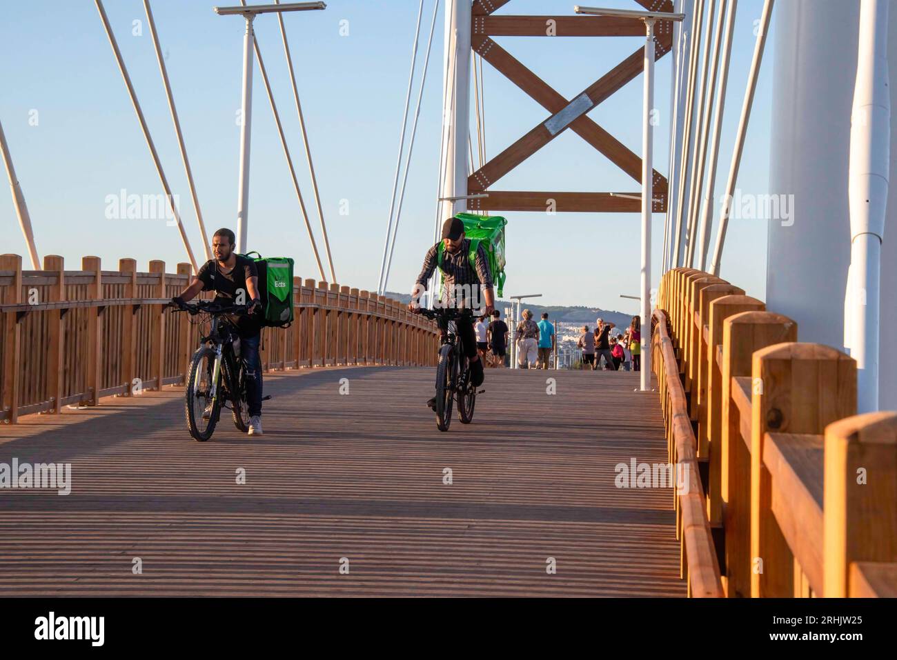 Lissabon, Portugal. August 2023. Man sieht die Leute auf der Brücke über den Fluss Trancao, Tejo Park, mit dem Fahrrad fahren. Mehr als 8.000 Menschen haben bereits eine öffentliche Petition unterschrieben, um eine Namensänderung für die neue Fußgängerbrücke im östlichen Teil von Lissabon zu fordern, die der Lissabonner Stadtrat (CML) nennen will, die Kardinal-Dom-Manuel-Clemente-Brücke. Die Petition kann jetzt im portugiesischen Parlament erörtert werden. (Foto: Jorge Castellanos/SOPA Images/SIPA USA) Credit: SIPA USA/Alamy Live News Stockfoto