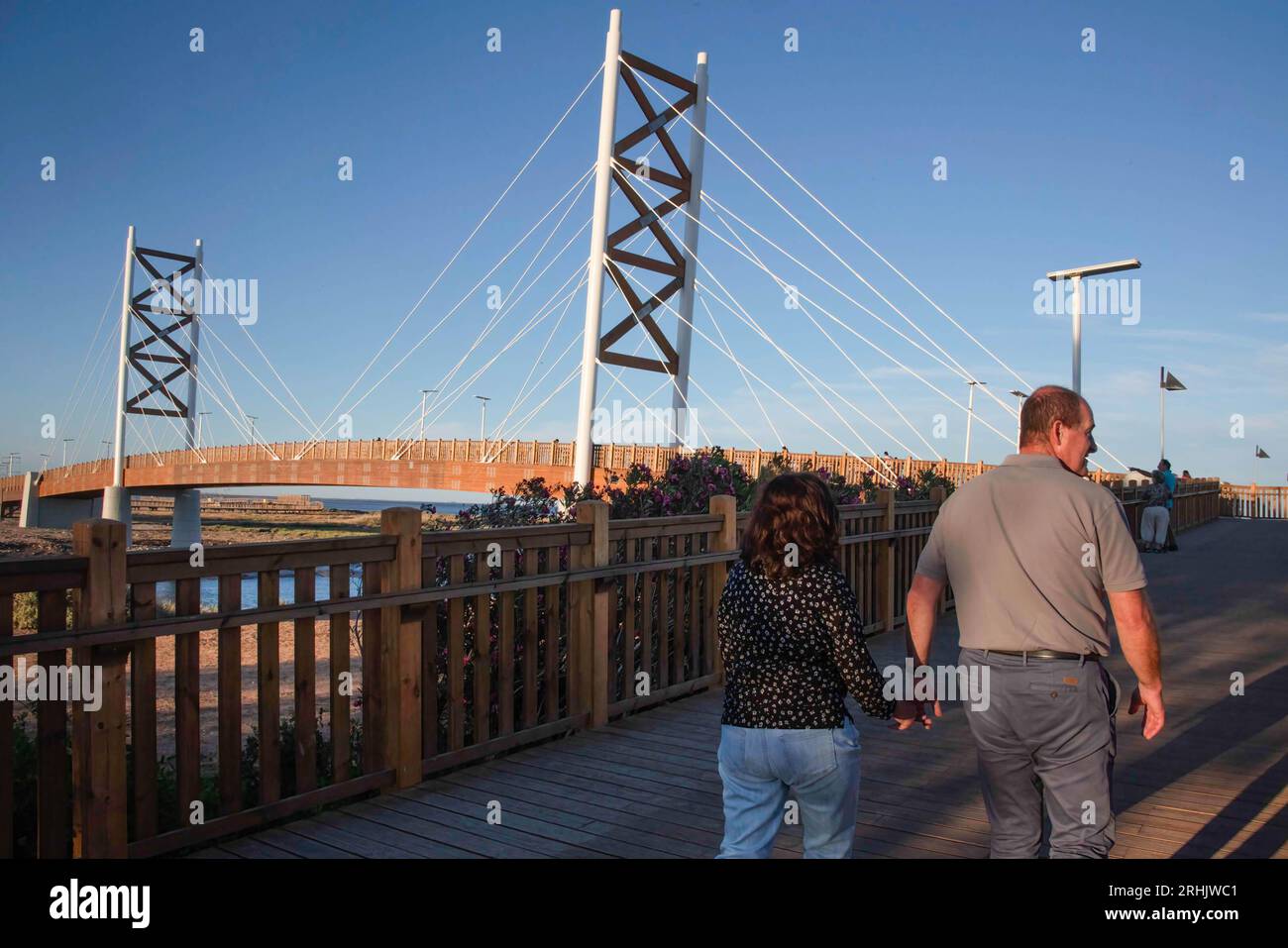 Lissabon, Portugal. August 2023. Zwei Personen werden in der Nähe der Brücke über den Fluss Trancao im Tejo Park zu Fuß gesehen. Mehr als 8.000 Menschen haben bereits eine öffentliche Petition unterschrieben, um eine Namensänderung für die neue Fußgängerbrücke im östlichen Teil von Lissabon zu fordern, die der Lissabonner Stadtrat (CML) nennen will, die Kardinal-Dom-Manuel-Clemente-Brücke. Die Petition kann jetzt im portugiesischen Parlament erörtert werden. (Bild: © Jorge Castellanos/SOPA Images via ZUMA Press Wire) NUR REDAKTIONELLE VERWENDUNG! Nicht für kommerzielle ZWECKE! Stockfoto