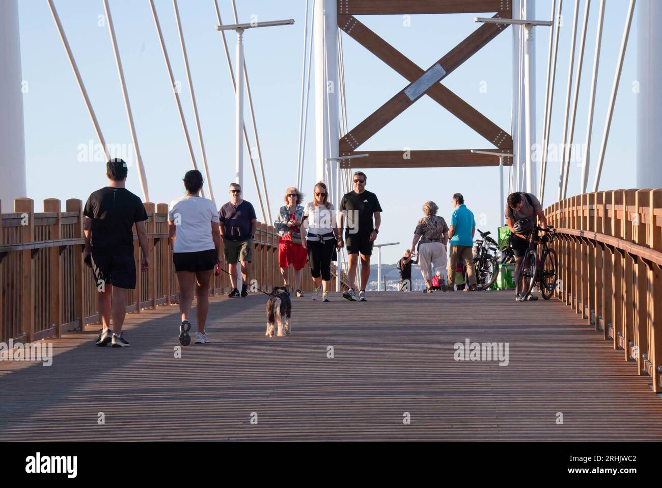 Lissabon, Portugal. August 2023. Man sieht die Menschen beim Wandern und Radfahren auf der Brücke über den Fluss Trancao, Tejo Park. Mehr als 8.000 Menschen haben bereits eine öffentliche Petition unterschrieben, um eine Namensänderung für die neue Fußgängerbrücke im östlichen Teil von Lissabon zu fordern, die der Lissabonner Stadtrat (CML) nennen will, die Kardinal-Dom-Manuel-Clemente-Brücke. Die Petition kann jetzt im portugiesischen Parlament erörtert werden. (Bild: © Jorge Castellanos/SOPA Images via ZUMA Press Wire) NUR REDAKTIONELLE VERWENDUNG! Nicht für kommerzielle ZWECKE! Stockfoto