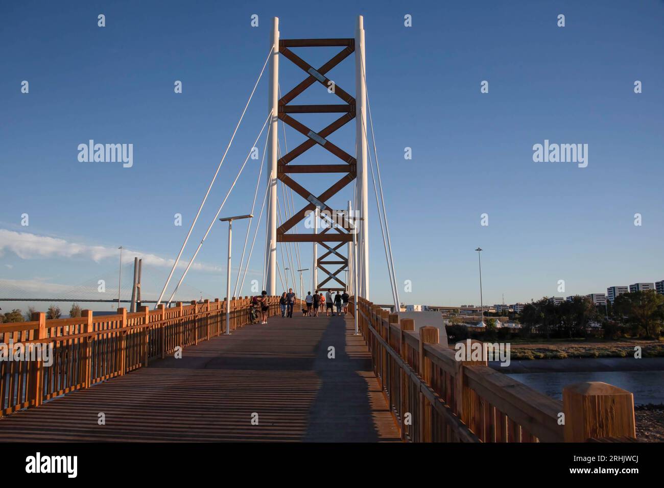 Lissabon, Portugal. August 2023. Man sieht Menschen, die auf der Brücke über den Fluss Trancao, Tejo Park, laufen. Mehr als 8.000 Menschen haben bereits eine öffentliche Petition unterschrieben, um eine Namensänderung für die neue Fußgängerbrücke im östlichen Teil von Lissabon zu fordern, die der Lissabonner Stadtrat (CML) nennen will, die Kardinal-Dom-Manuel-Clemente-Brücke. Die Petition kann jetzt im portugiesischen Parlament erörtert werden. (Bild: © Jorge Castellanos/SOPA Images via ZUMA Press Wire) NUR REDAKTIONELLE VERWENDUNG! Nicht für kommerzielle ZWECKE! Stockfoto