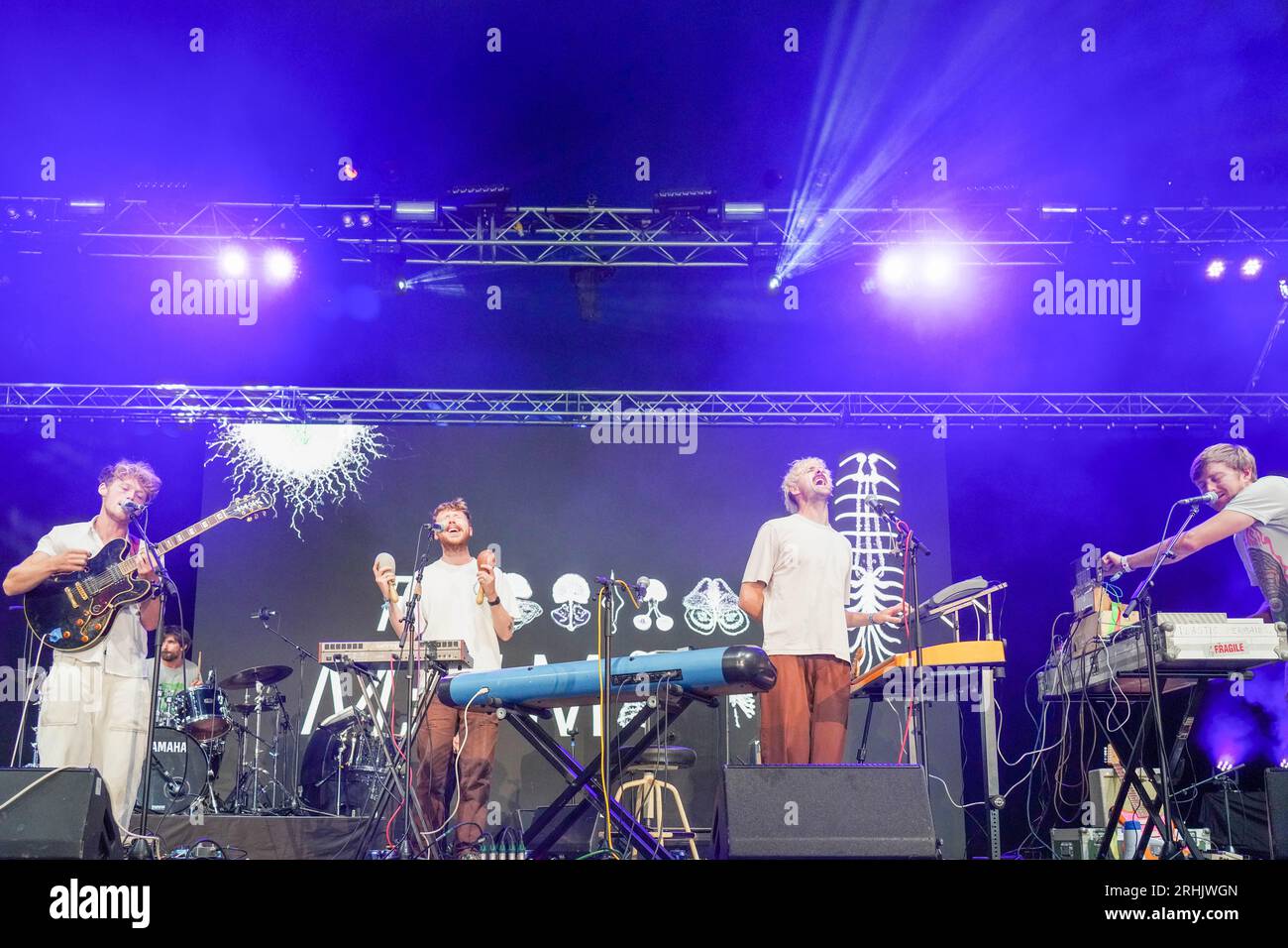 Glanusk Park, Großbritannien. Donnerstag, 17. August 2023. Plastik-Meerjungfrauen beim Green man Festival 2023 im Glanusk Park, Brecon Beacons, Wales. Fototermin: Donnerstag, 17. August 2023. Foto sollte lauten: Richard Gray/Alamy Live News Stockfoto