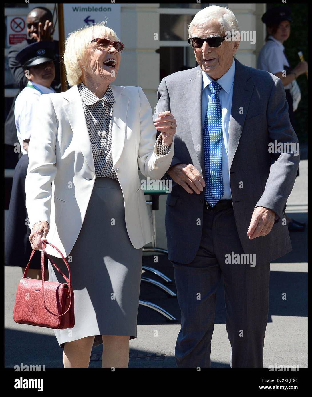 Bild ©lizenziert an Parsons Media. 17.08.2023. London, Vereinigtes Königreich. Sir Michael Parkinson stirbt. Datei Bild aufgenommen Bild 03.07.2014. London, Vereinigtes Königreich. Michael und Mary Parkinson treffen am 10. Tag bei der Wimbledon Tennis Championship ein. Bild von Andrew Parsons / Parsons Media Credit: andrew Parsons/Alamy Live News Stockfoto