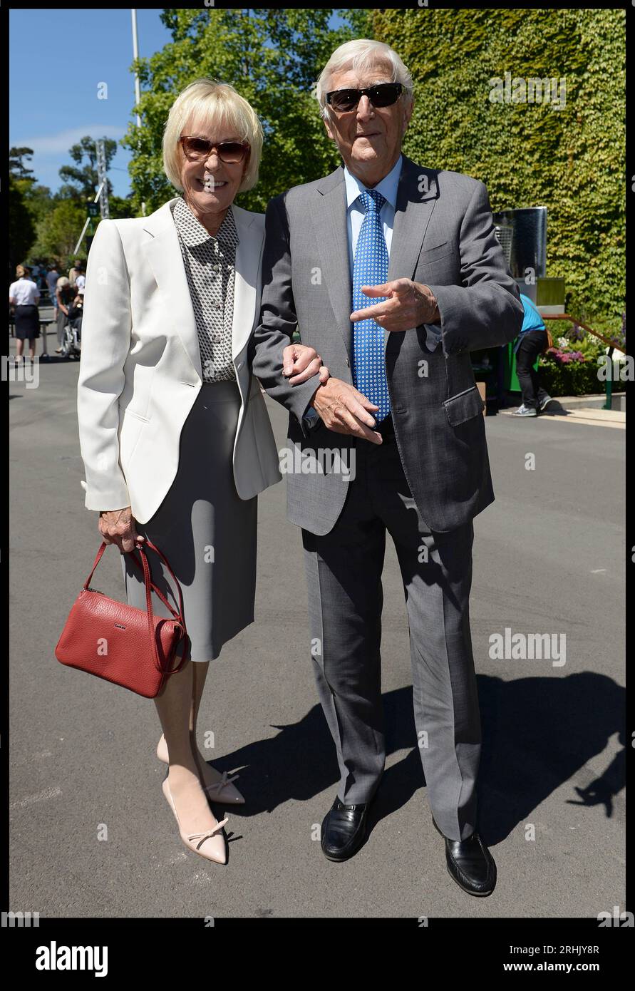 Bild ©lizenziert an Parsons Media. 17.08.2023. London, Vereinigtes Königreich. Sir Michael Parkinson stirbt. Datei Bild aufgenommen Bild 03.07.2014. London, Vereinigtes Königreich. Michael und Mary Parkinson treffen am 10. Tag bei der Wimbledon Tennis Championship ein. Bild von Andrew Parsons / Parsons Media Credit: andrew Parsons/Alamy Live News Stockfoto