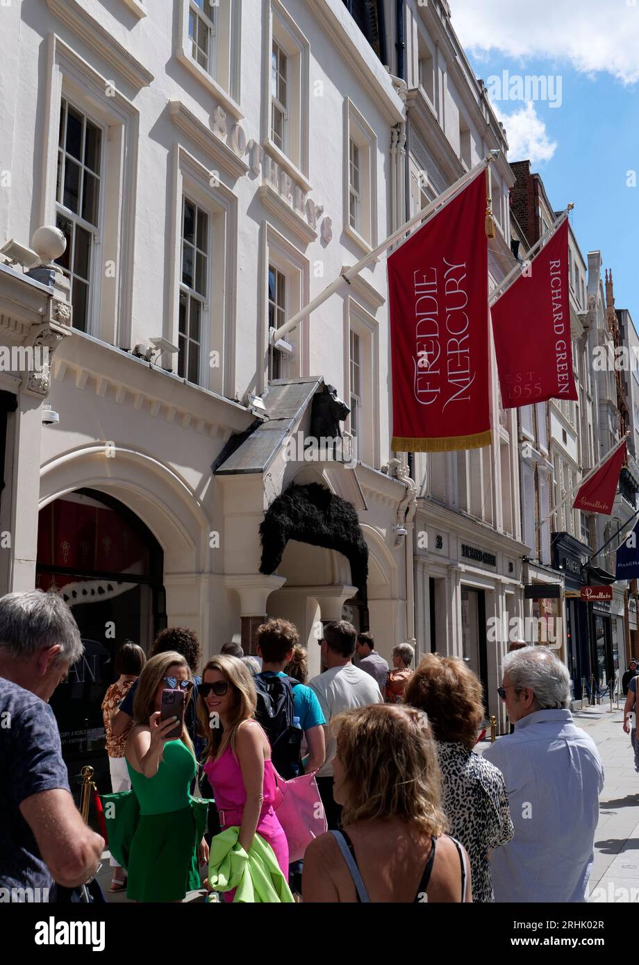 Sotherbys Freddie Mercury Eine Welt seiner eigenen Ausstellung New Bond Street Scene with Shoppers Passing, London, England, Vereinigtes Königreich Stockfoto