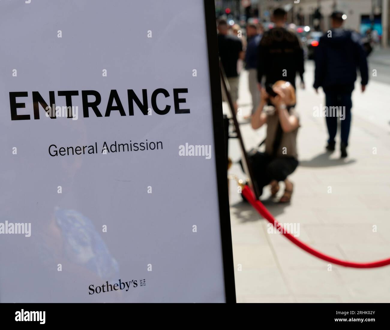 Sotherbys Eingang in der New Bond Street, London, England, Vereinigtes Königreich Stockfoto