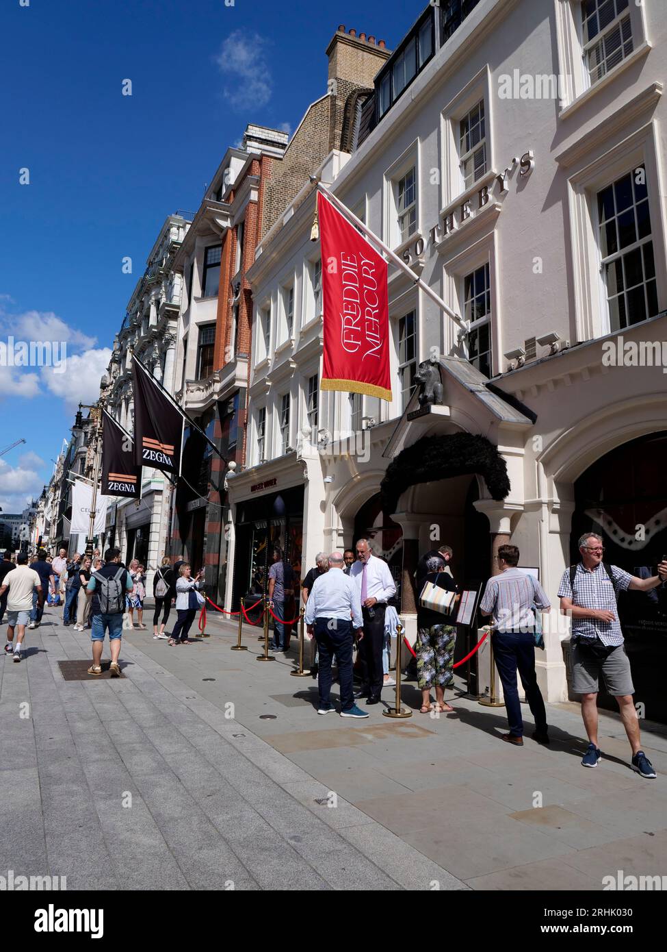 Sotherbys Freddie Mercury Eine Welt seiner eigenen Ausstellung New Bond Street Scene with Shoppers Passing, London, England, Vereinigtes Königreich Stockfoto