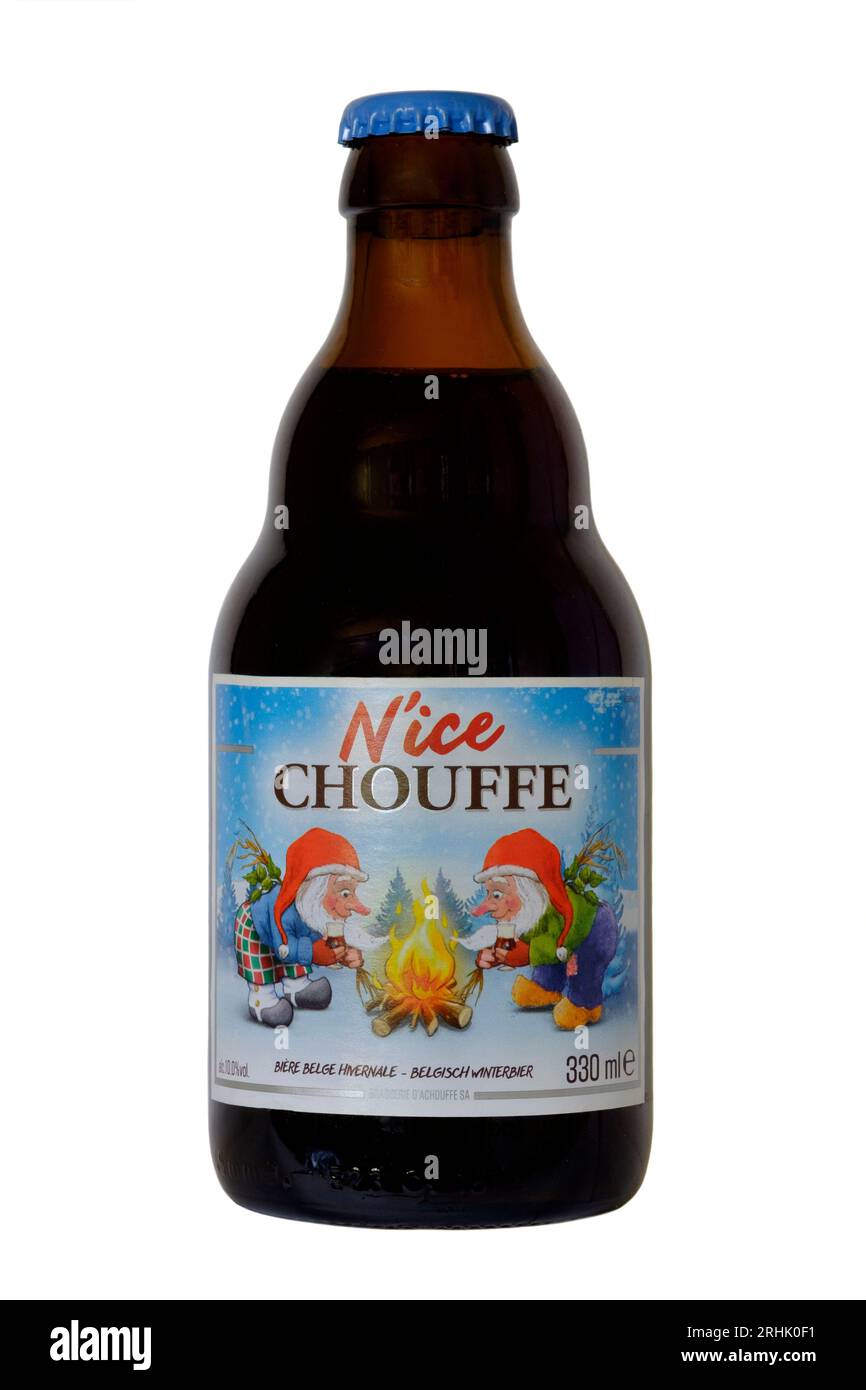 Eine Flasche belgischer leckerer chouffe und Eis, weihnachtliches braunes Bier, ausgeschnitten auf weißem Hintergrund Stockfoto