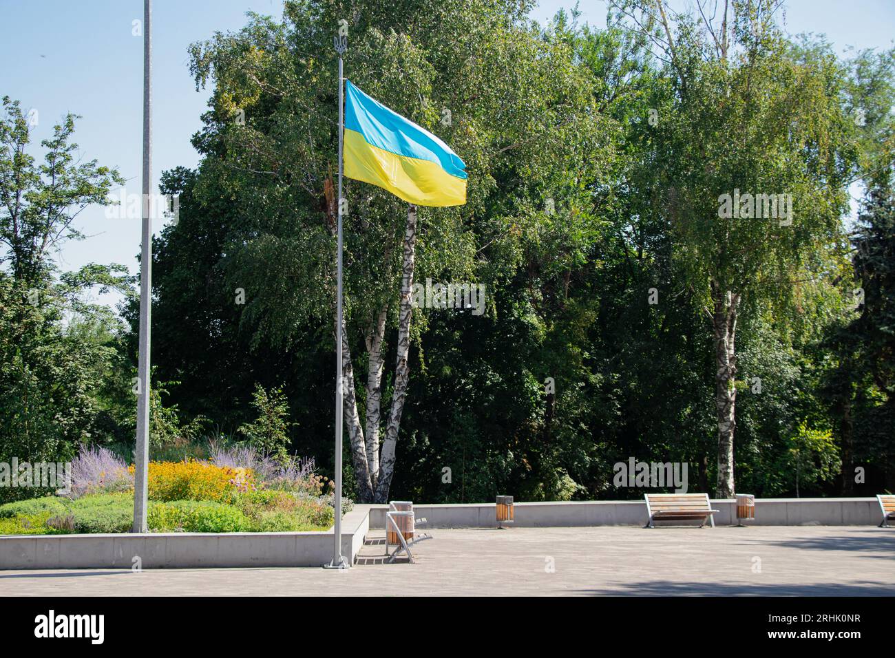 Flagge der Ukraine in den Parks in der Stadt Dnipro in der Ukraine im Sommer in der Sonne Stockfoto