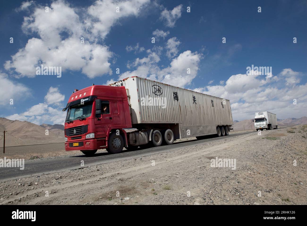 Chinesische Lkw auf der Pamir-Autobahn in Tadschikistan. Stockfoto