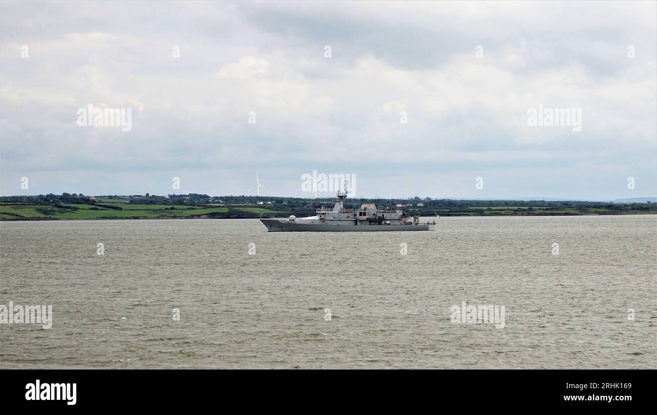 Das irische Navel-Schiff Samuel Beckett P61. Angedockt an der Money Point PowerStation an der Shannon-Mündung von County Clare. Stockfoto