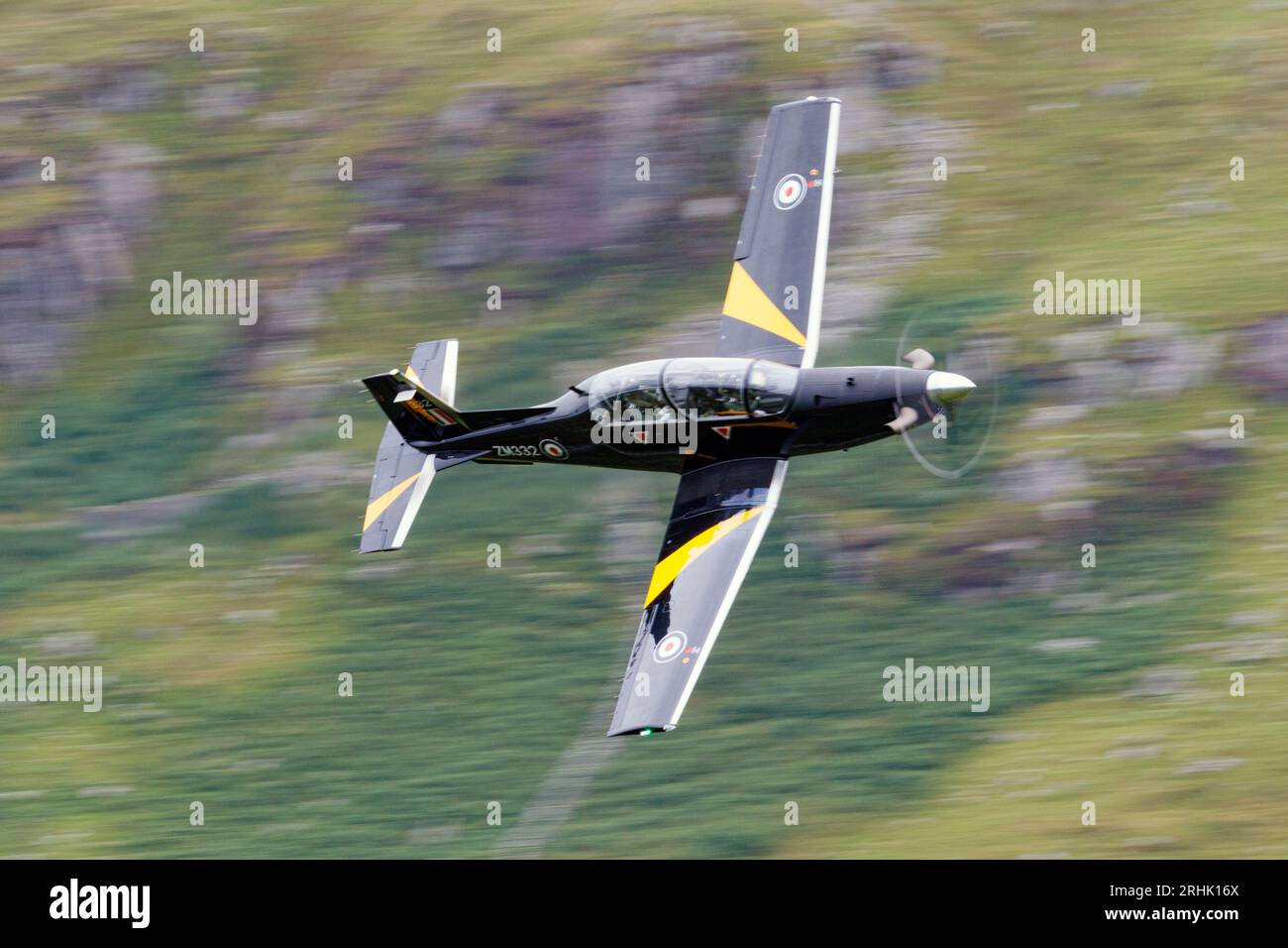 Beechcraft T-6 Texan II übt Tiefflug im Mach Loop Area in Wales, August 2023 Stockfoto