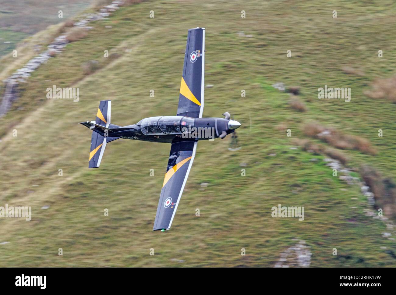 Beechcraft T-6 Texan II übt Tiefflug im Mach Loop Area in Wales, August 2023 Stockfoto