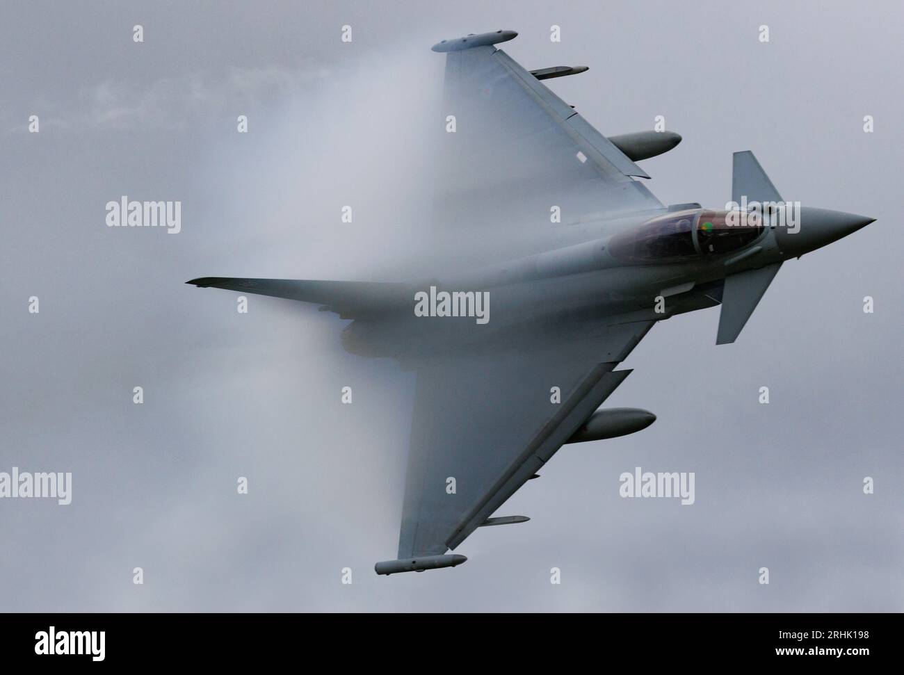 Der RAF-Taifun Eurofighter übt Tiefflug in der Mach Loop Area in Wales Stockfoto