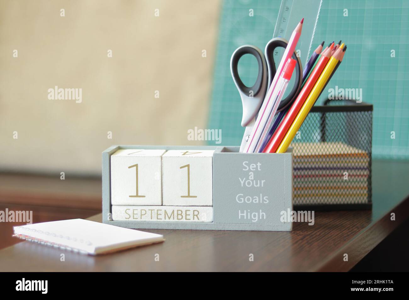 11. September. Bild des Holzkalenders vom 11. september auf dem Desktop. Herbsttag. Zurück zur Schule. Bleistifte und Farben, Schreibwaren Stockfoto