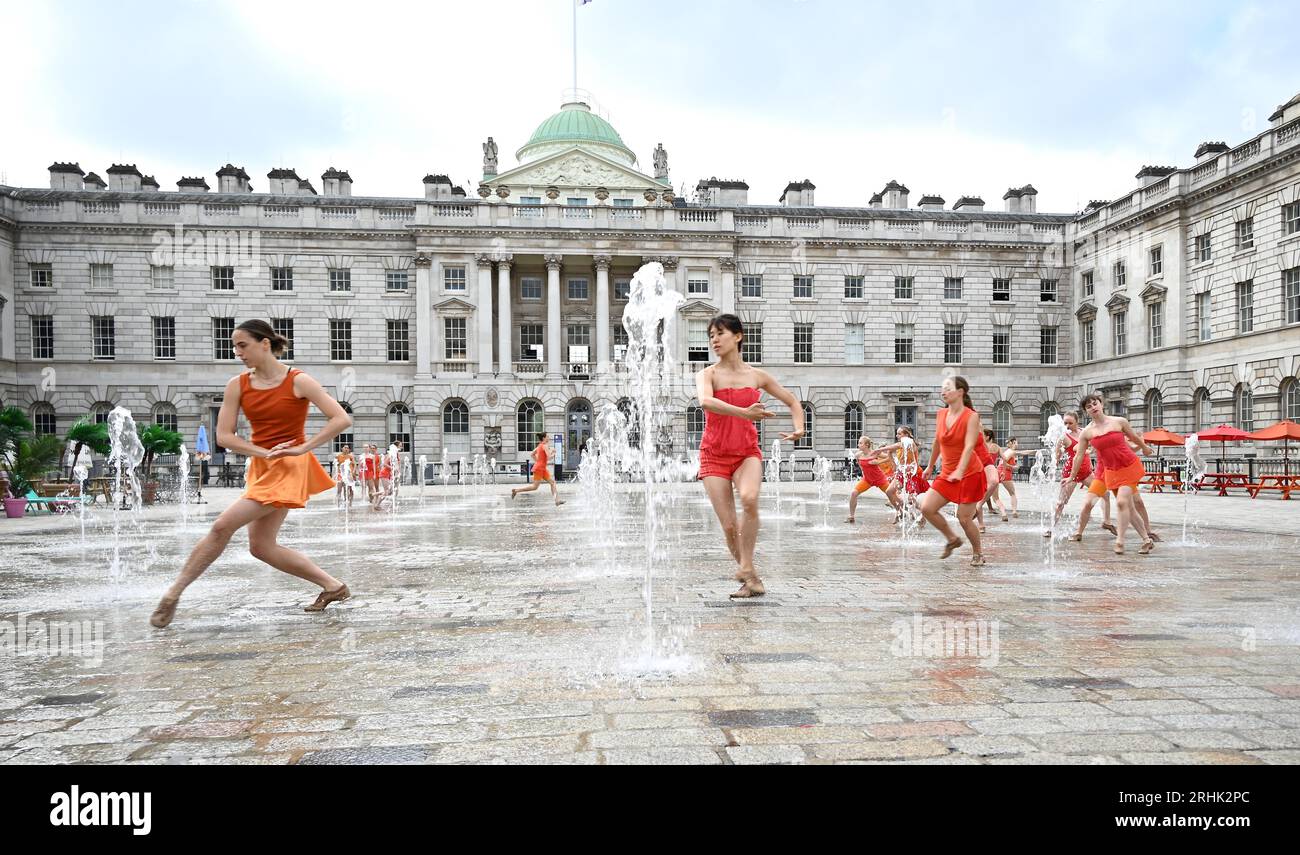 Tänzerinnen des Shobana Jeyasingh Dance üben Kontrapunkt in den Springbrunnen im Somerset House vor den Aufführungen dieses Wochenendes im Rahmen des Inside Out Festivals des Westminster City Council. Eine Gruppe von 22 mächtigen Frauen tanzen ein Duett mit den berühmten Springbrunnen des Somerset House in Kontrapunkt. entstanden vom Shobana Jeyasingh Dance und inspiriert von der atemberaubenden neoklassizistischen Architektur des Innenhofs. Datum: 19. Bis 20. August - drei Vorstellungen pro Tag, 10 Minuten lang, Startzeiten sind auf der Website des Somerset House aufgeführt. Stockfoto