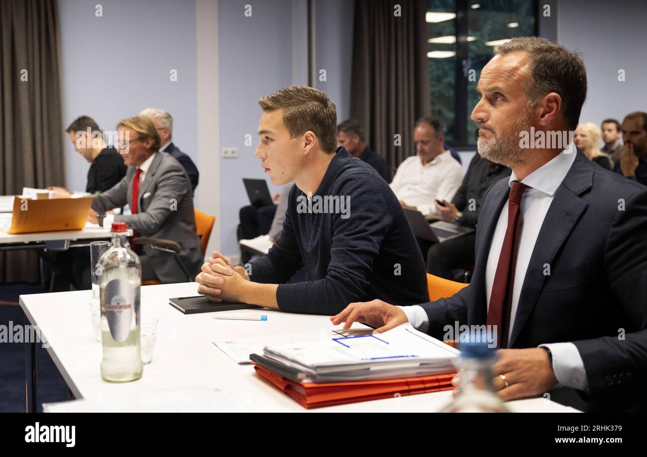 ZEIST - 17.08.2023, ZEIST - Carel Eiting mit Rechtsanwalt Frans de Weger beim KNVB für den Schiedsfall zwischen FC Volendam und Mittelfeldspieler Carel Eiting. Der Schiedsausschuss des Fußballverbandes muss entscheiden, ob der 25-jährige Fußballspieler den Verein tatsächlich für einen begrenzten Betrag verlassen kann, wie er es selbst möchte. ANP OLAF KRAAK niederlande raus - belgien raus Stockfoto