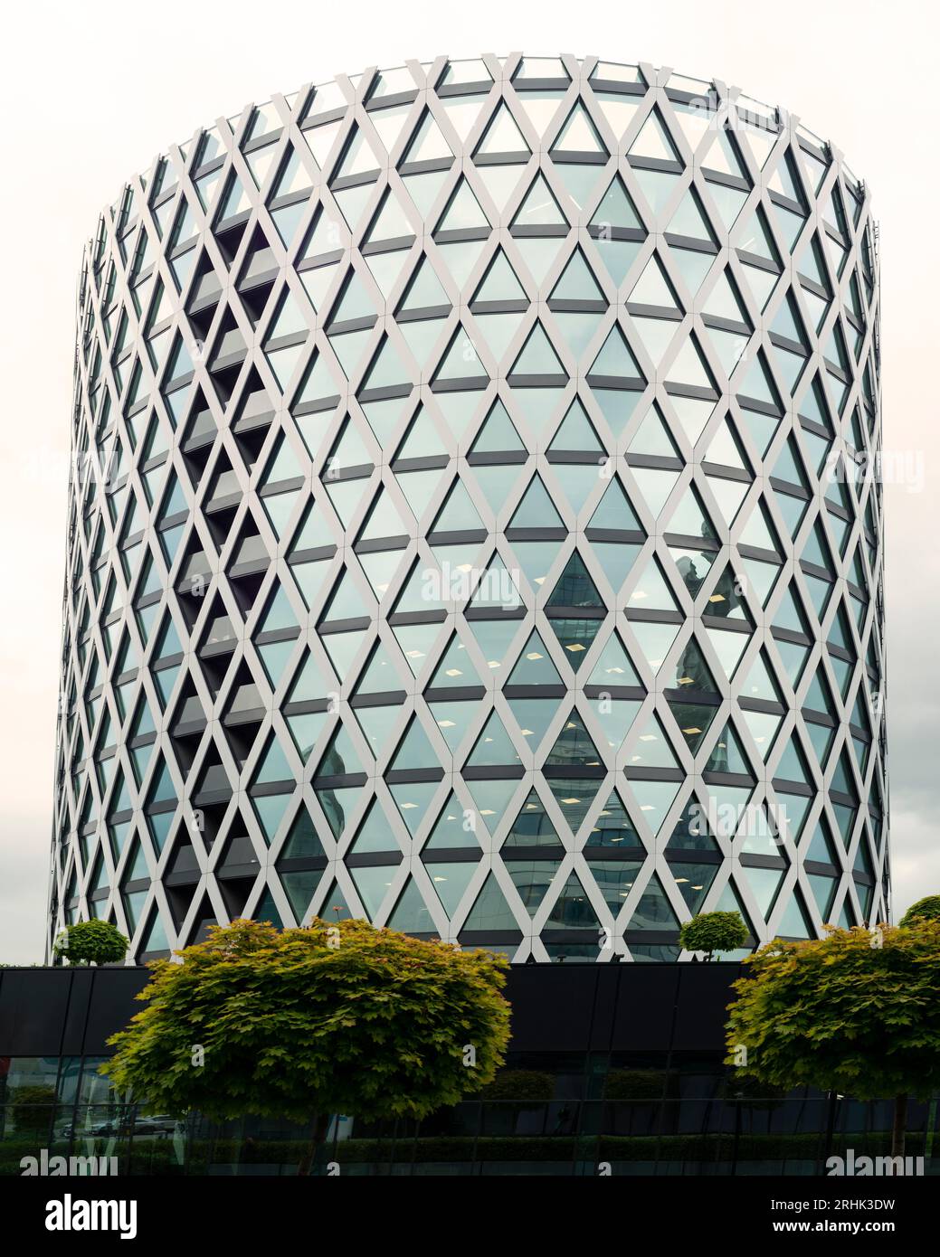 Ellipse Center kippbares Bürogebäude modernes Architekturdesign in Sofia, Bulgarien, Osteuropa, Balkan, EU Stockfoto