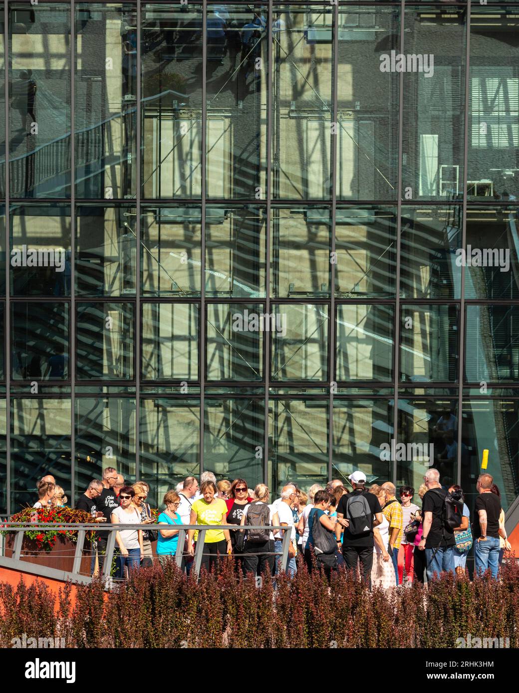 Museum des Zweiten Weltkriegs Danzig geführte Gruppe von Touristen vor dem Danziger Museum des Zweiten Weltkriegs in Danzig, Polen, Europa, EU ab 2023 Stockfoto