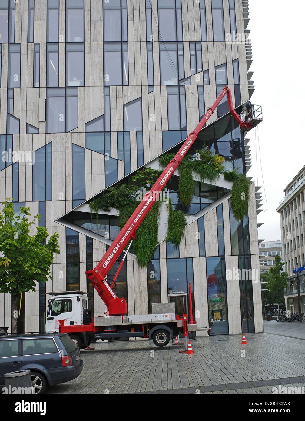 Düsseldorf, 2. August 2023 Ein modernes Gebäude im Zentrum Düsseldorfs, der Kö-Bogen, wird mit einer Arbeitsbühne aus der Luft gereinigt Stockfoto