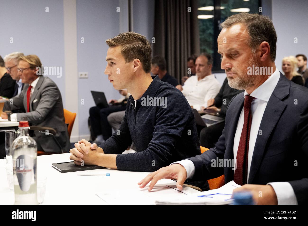 ZEIST - 17.08.2023, ZEIST - Carel Eiting mit Rechtsanwalt Frans de Weger beim KNVB für den Schiedsfall zwischen FC Volendam und Mittelfeldspieler Carel Eiting. Der Schiedsausschuss des Fußballverbandes muss entscheiden, ob der 25-jährige Fußballspieler den Verein tatsächlich für einen begrenzten Betrag verlassen kann, wie er es selbst möchte. ANP OLAF KRAAK niederlande raus - belgien raus Stockfoto