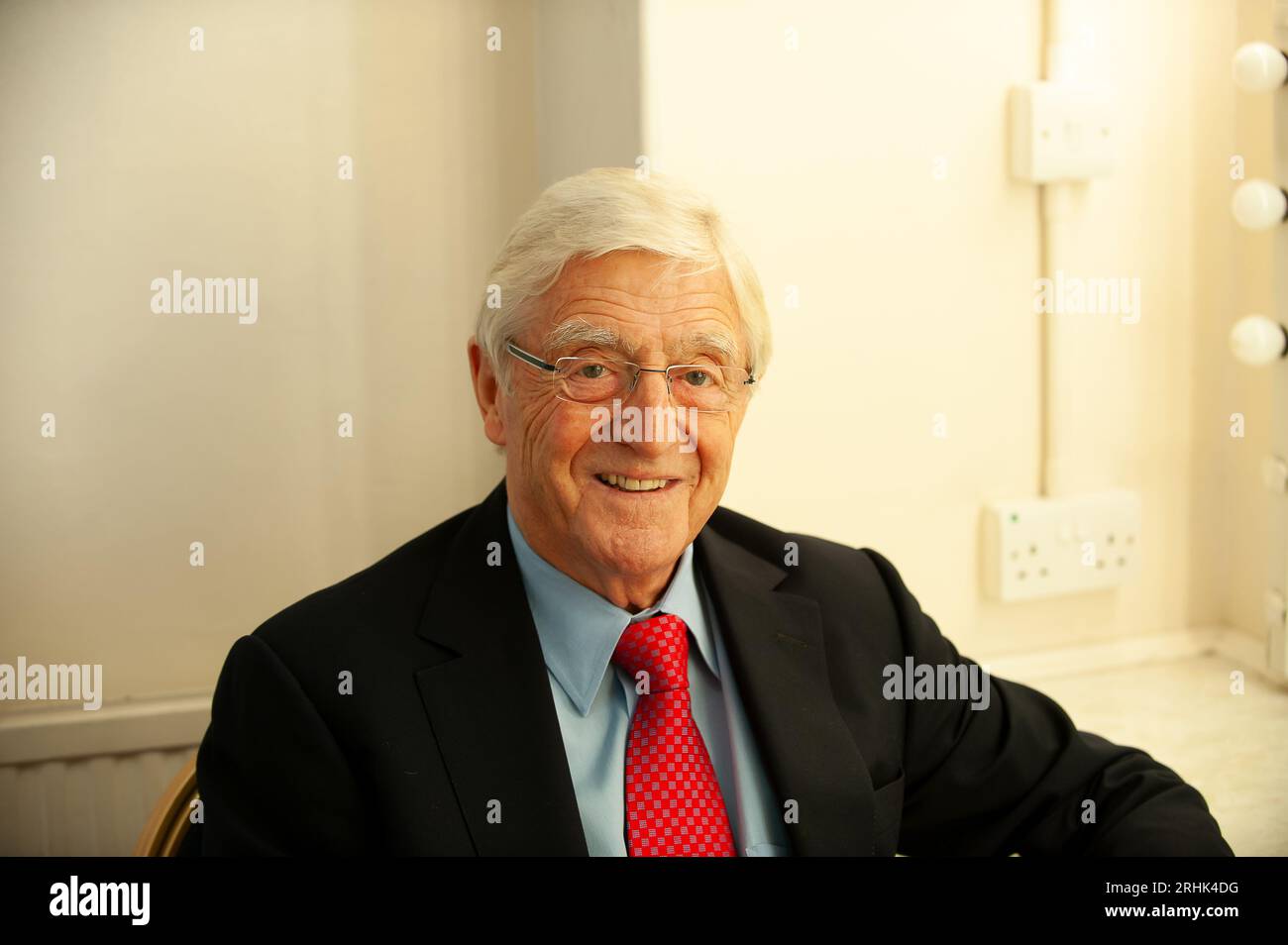 DATEIBILDER. August 2023. Heute wurde bekannt gegeben, dass der ehemalige Fernsehmoderator und Journalist Sir Michael Parkinson im Alter von 88 Jahren gestorben ist. Windsor, Berkshire, Großbritannien. 27. September 2008. Sir Michael Parkinson malte im Royal Windsor Theatre, bevor er ein Interview mit Richard Attenborough im Rahmen des Windsor Festivals machte. Quelle: Maureen McLean/Alamy Live News Stockfoto