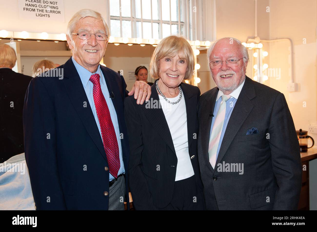 DATEIBILDER. August 2023. Heute wurde bekannt gegeben, dass der ehemalige Fernsehmoderator und Journalist Sir Michael Parkinson im Alter von 88 Jahren gestorben ist. Windsor, Berkshire, Großbritannien. 27. September 2008. Sir Michael Parkinson (L) fotografierte mit seiner Frau Mary (M) am Royal Windsor Theatre, bevor er ein Interview mit Richard Attenborough (R) im Rahmen des Windsor Festivals machte. Quelle: Maureen McLean/Alamy Live News Stockfoto