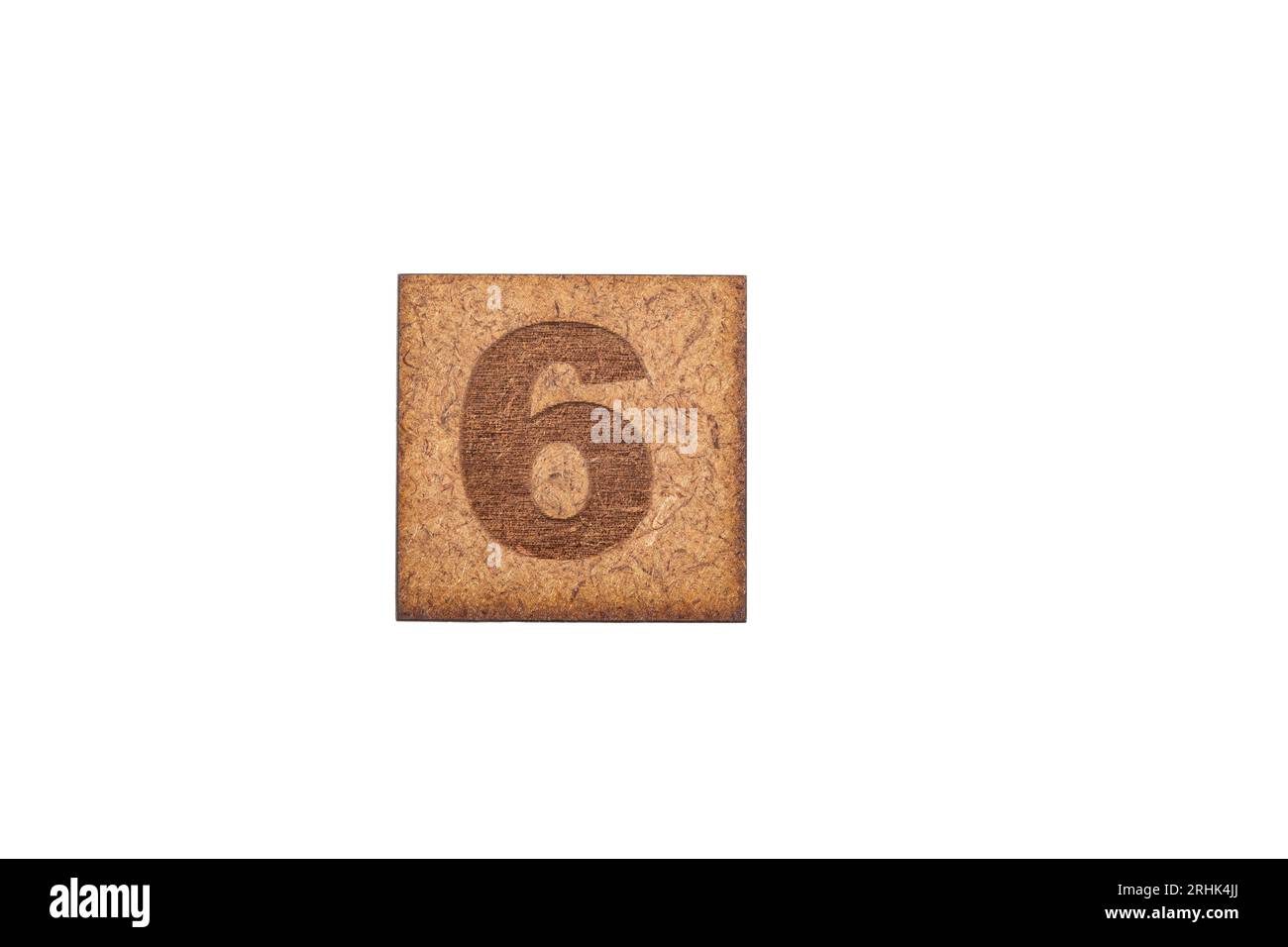 Zahl In Quadratischen Holzfliesen - Nummer Sechs, Auf Weißem Hintergrund. Stockfoto