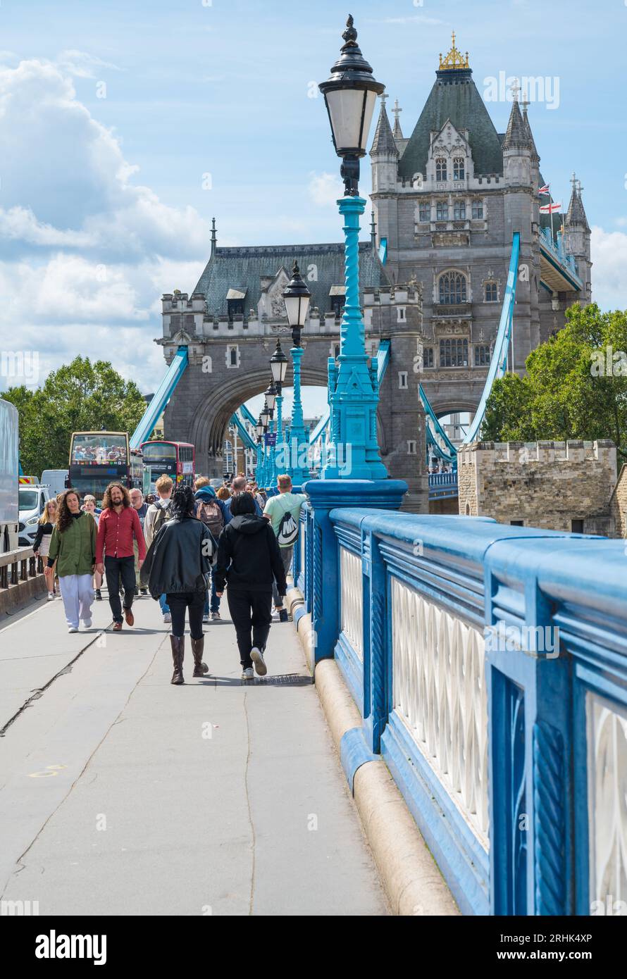People out and about on a sunny summer day walk on Tower Bridge. London, England, UK Stockfoto