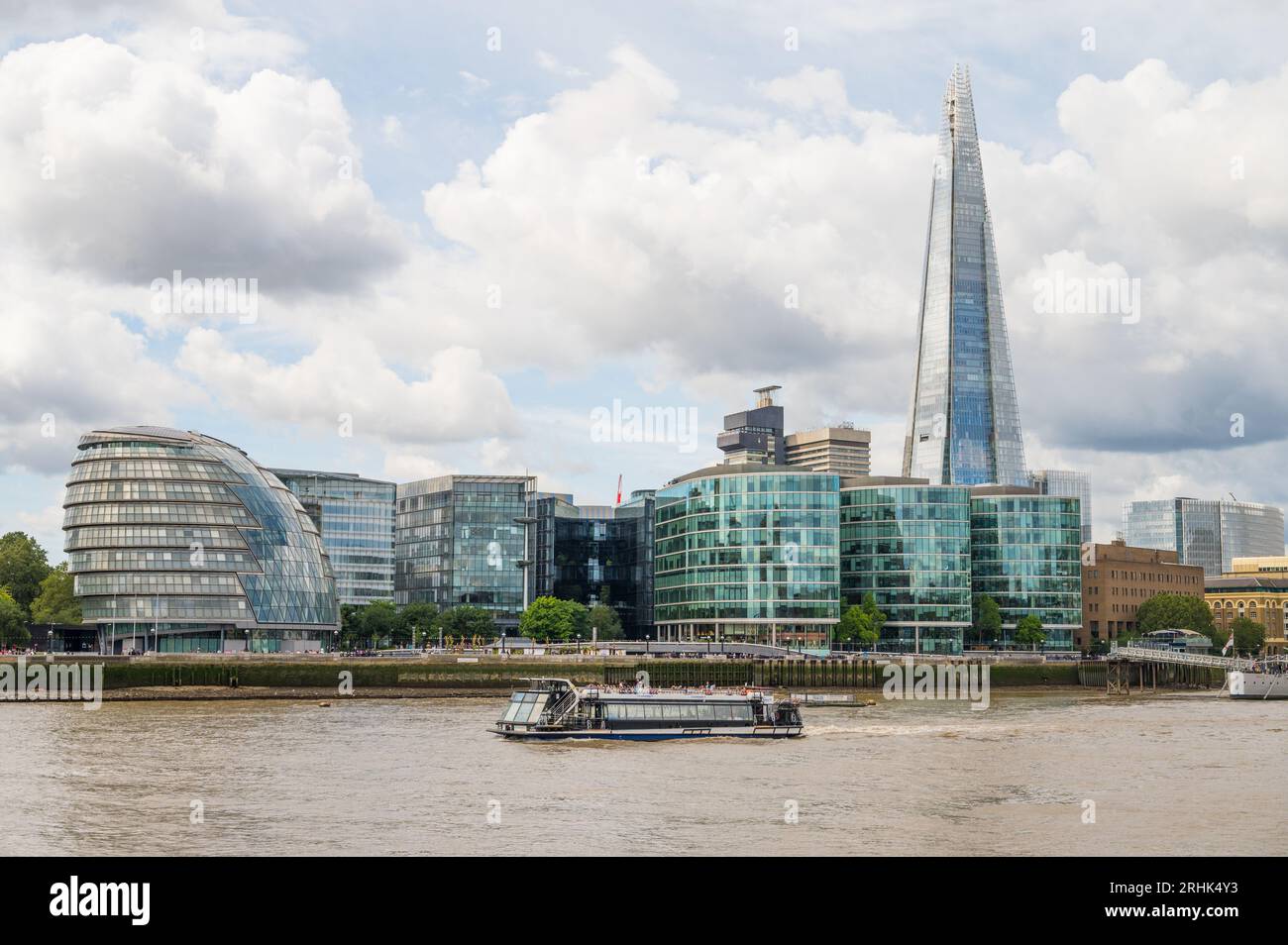 Blick auf die Londoner City Hall, The Shard und die Bürogebäude von More London, von Tower Wharf aus gesehen über die Themse. London, England, Großbritannien Stockfoto
