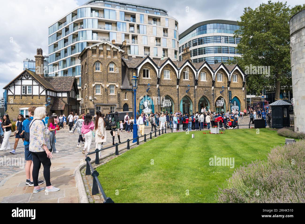 Touristen und Touristen im Tower Place West mit Tower of London Shop im Hintergrund. London, England, Großbritannien Stockfoto