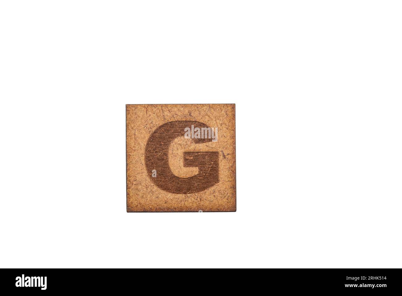 Großbuchstabe in quadratischen Holzfliesen - Buchstabe G, auf weißem Hintergrund. Stockfoto