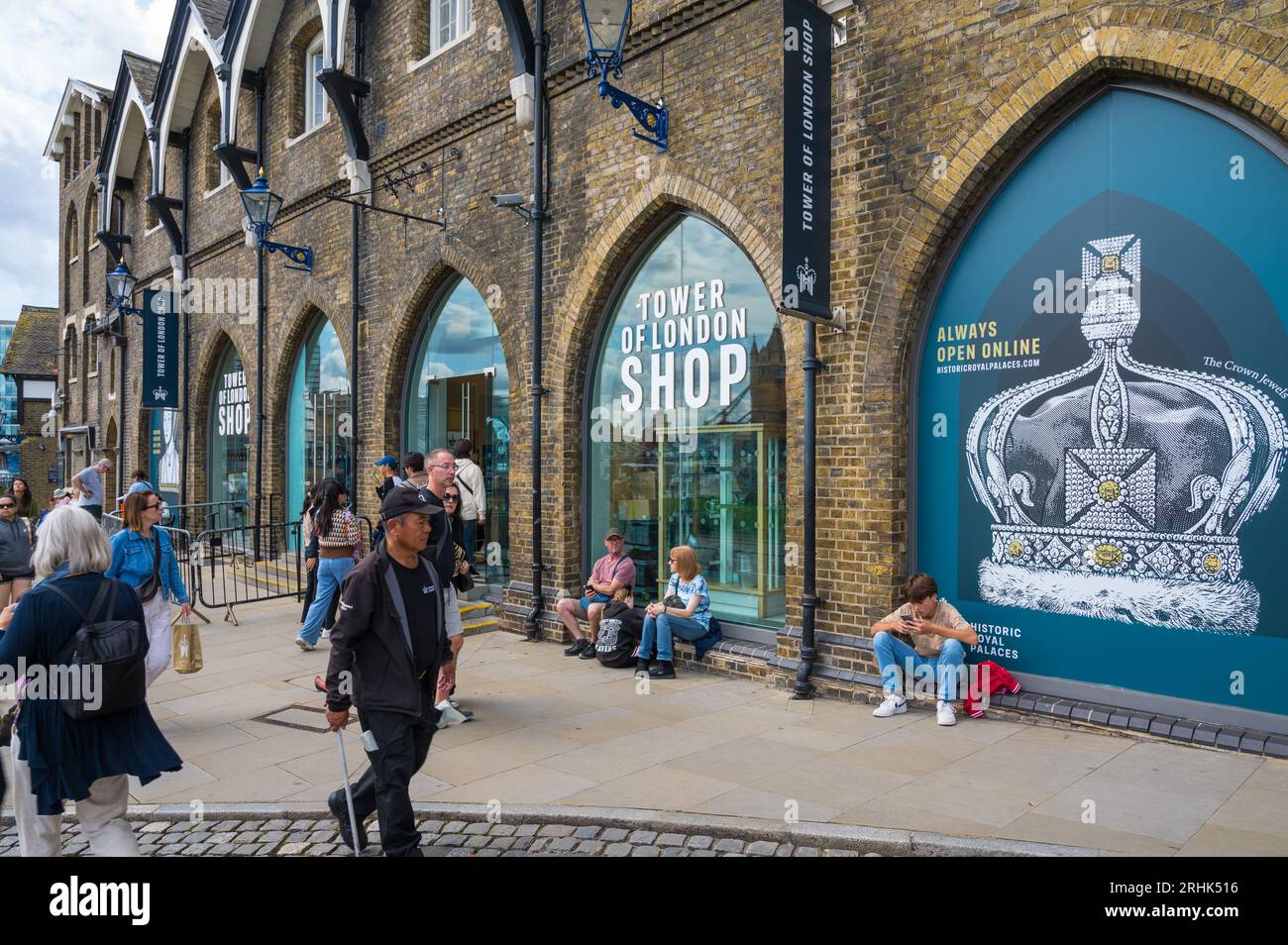 Touristen und Touristen im Tower Place West mit Tower of London Shop im Hintergrund. London, England, Großbritannien Stockfoto