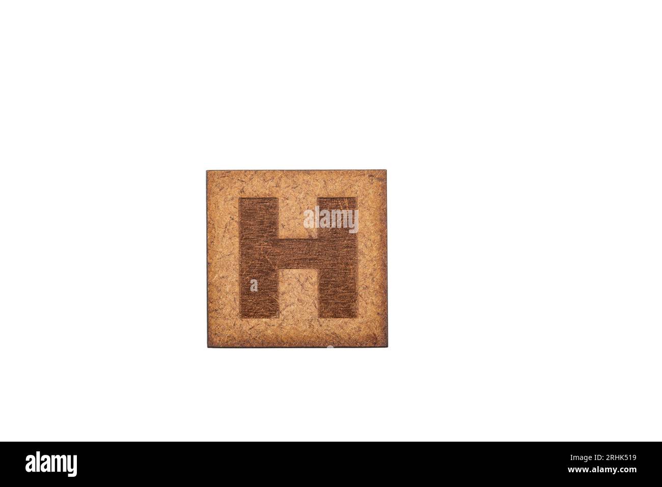 Großbuchstabe in quadratischen Holzfliesen - Buchstabe H, auf weißem Hintergrund. Stockfoto