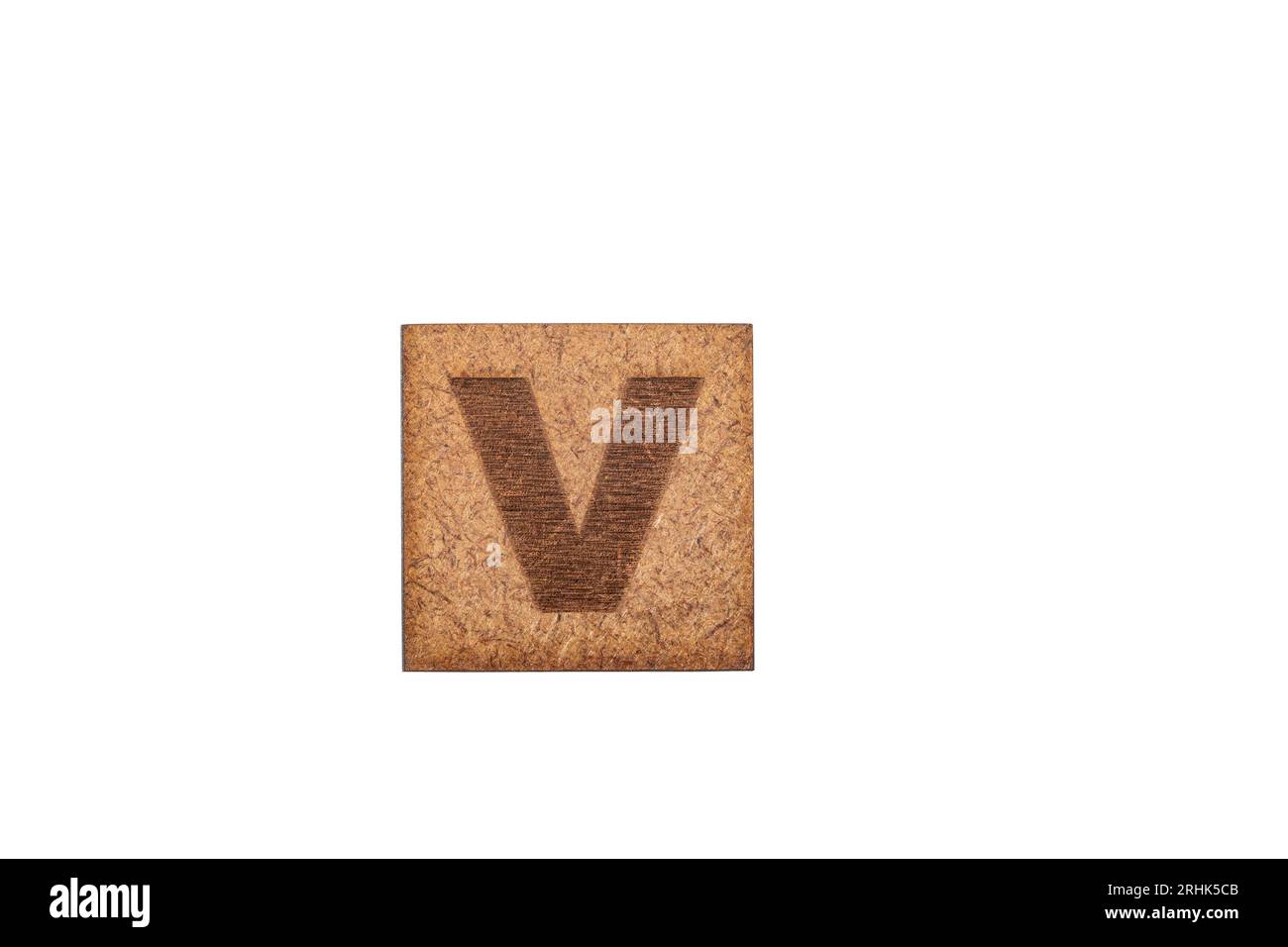Großbuchstabe in quadratischen Holzfliesen - Buchstabe V, auf weißem Hintergrund. Stockfoto