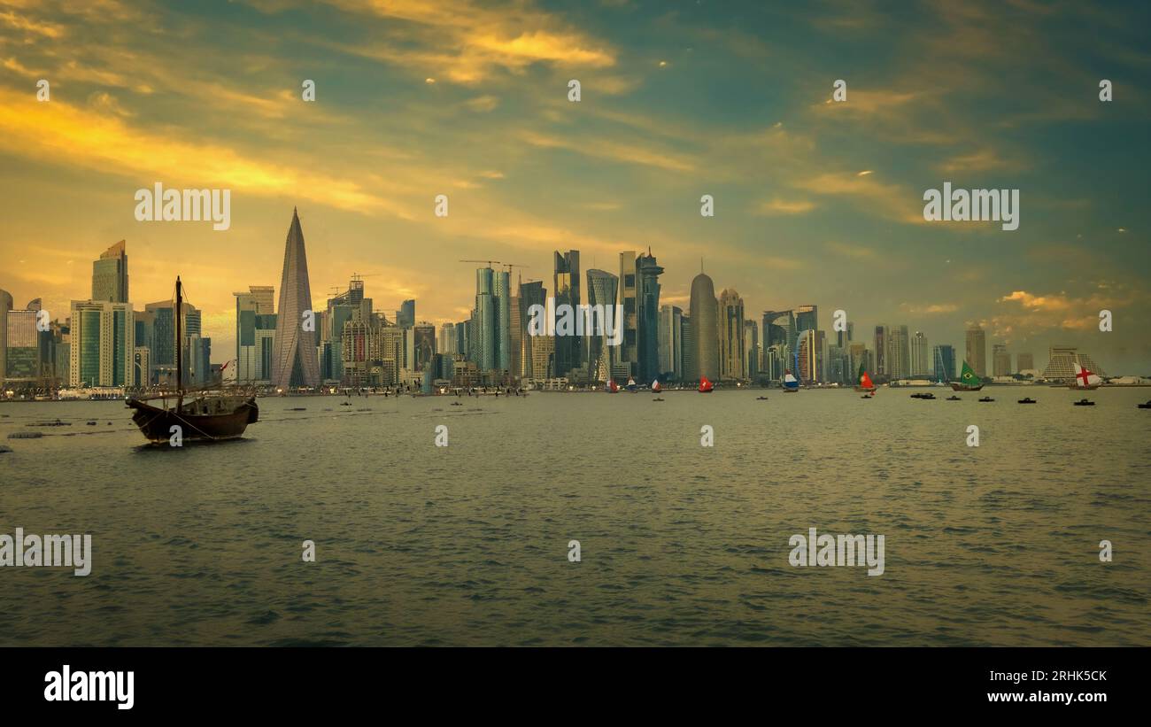In der bezaubernden Abenddämmerung der FIFA-Weltmeisterschaft 2022 in Katar bietet die Promenade von Corniche einen fesselnden ausblick. Die Kamera fängt eine malerische Szene ein Stockfoto