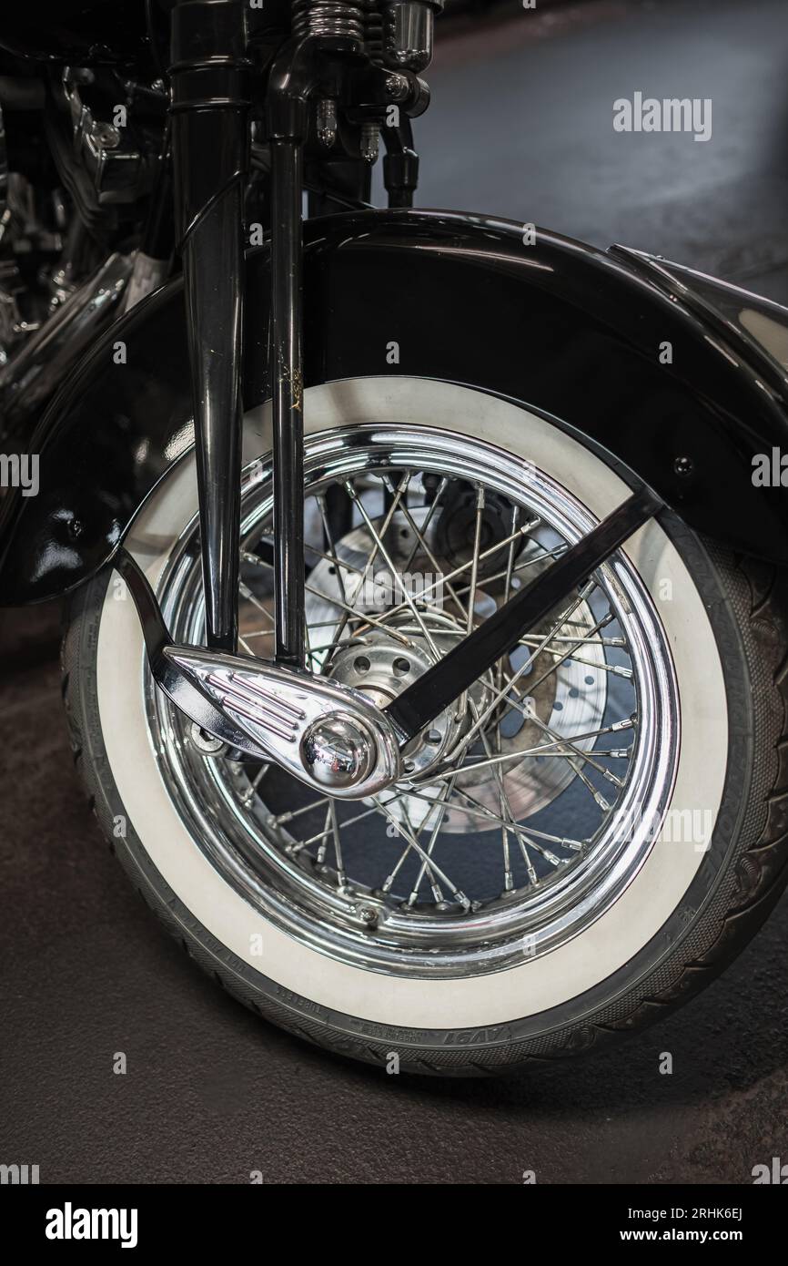 Nahaufnahme des Motorrades. Wunderschönes Harley-Davidson Motorrad. Bremsscheibe. Vorderrad, Scheibenbremsen Vorderrad von Harley Davidsons glänzend reflektierendem Stockfoto