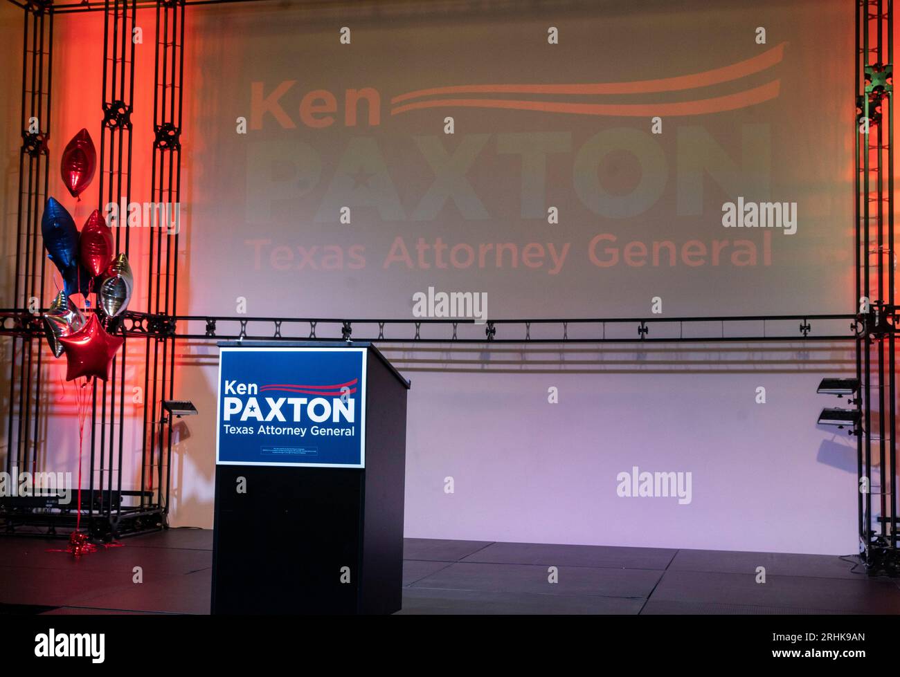 Die Bühne als Texas Attorney General KEN PAXTON feiert einen Wahlsieg für seine dritte Amtszeit am 24. Mai 2022. Die ehemalige AG Paxton steht im September 2023 vor einem Amtsenthebungsverfahren im texanischen Senat wegen angeblicher Korruption und Missbrauch des Amtes. ©Bob Daemmrich Stockfoto