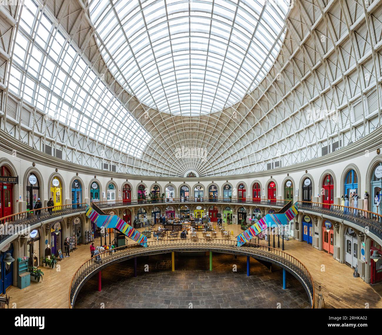 CORN EXCHANGE, LEEDS, GROSSBRITANNIEN - 14. AUGUST 2023. Ein Blick aus einem hohen Winkel auf das Innere der historischen Leeds Corn Exchange, die heute ein Marktplatz für sm ist Stockfoto