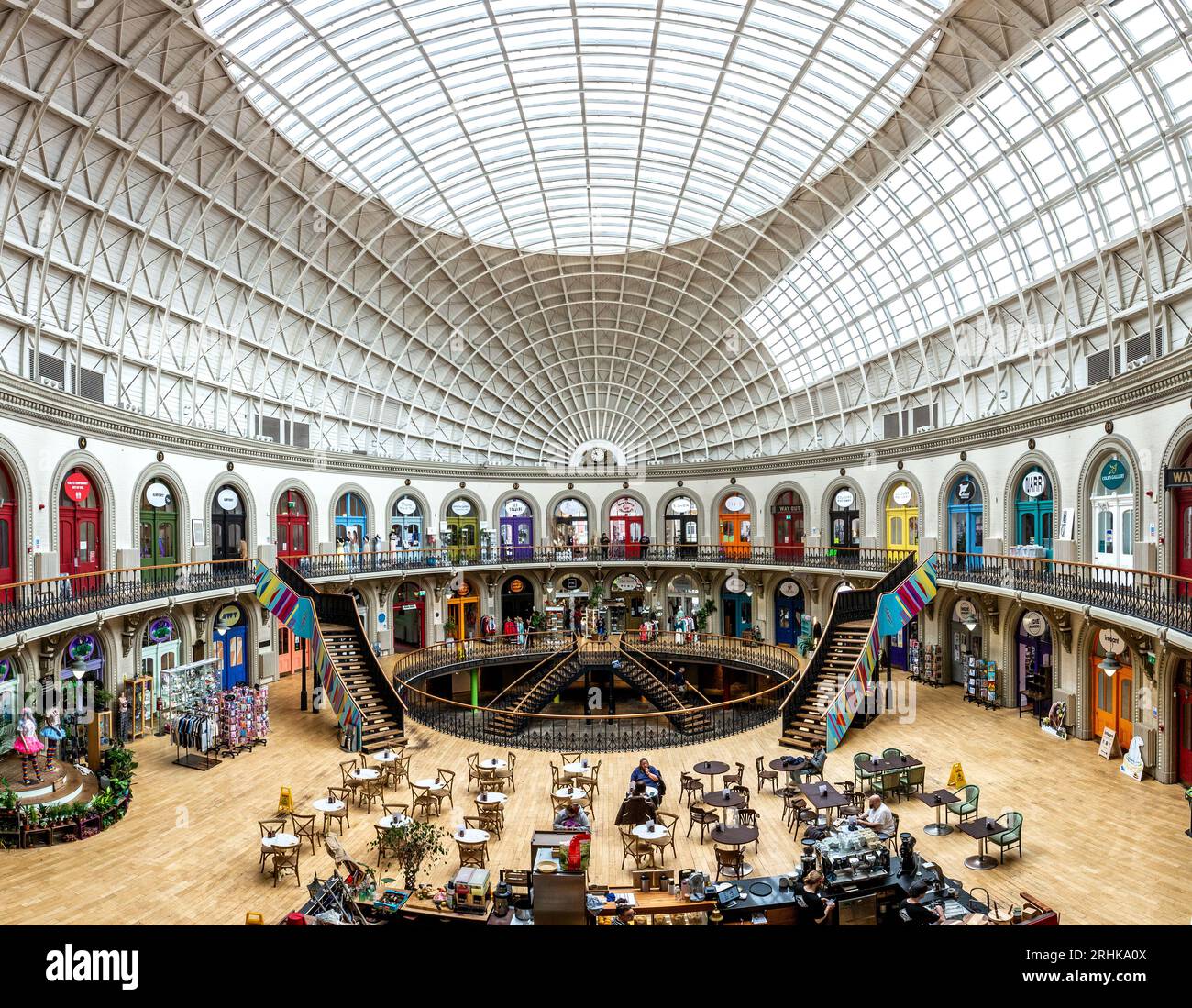 CORN EXCHANGE, LEEDS, GROSSBRITANNIEN - 14. AUGUST 2023. Ein Blick aus einem hohen Winkel auf das Innere der historischen Leeds Corn Exchange, die heute ein Marktplatz für sm ist Stockfoto