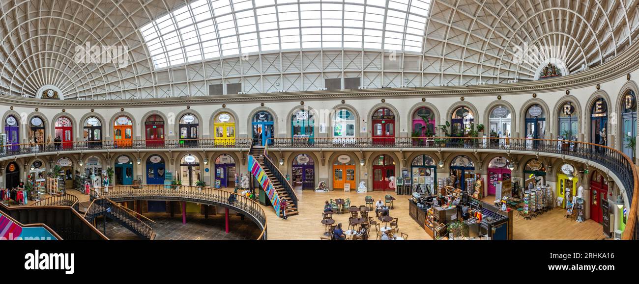 CORN EXCHANGE, LEEDS, GROSSBRITANNIEN - 14. AUGUST 2023. Ein Panorama-Architektur-Innenraum der historischen Leeds Corn Exchange mit Reihen von kleinen unabhängigen Einzelhandelsgeschäften Stockfoto
