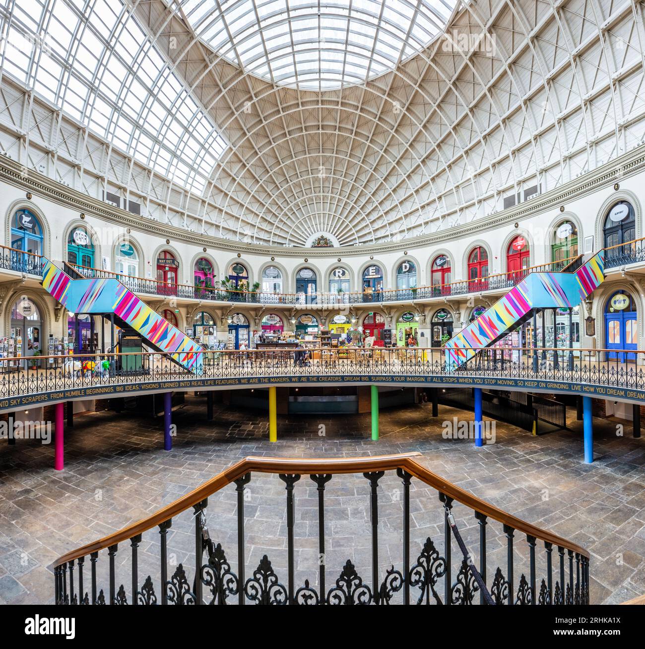 CORN EXCHANGE, LEEDS, GROSSBRITANNIEN - 14. AUGUST 2023. Eine farbenfrohe Architektur im Inneren der historischen Leeds Corn Exchange, die heute ein Marktplatz für sm ist Stockfoto