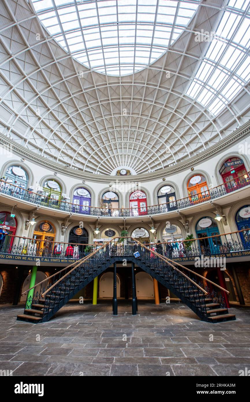 CORN EXCHANGE, LEEDS, GROSSBRITANNIEN - 14. AUGUST 2023. Eine farbenfrohe Architektur im Inneren der historischen Leeds Corn Exchange, die heute ein Marktplatz für sm ist Stockfoto