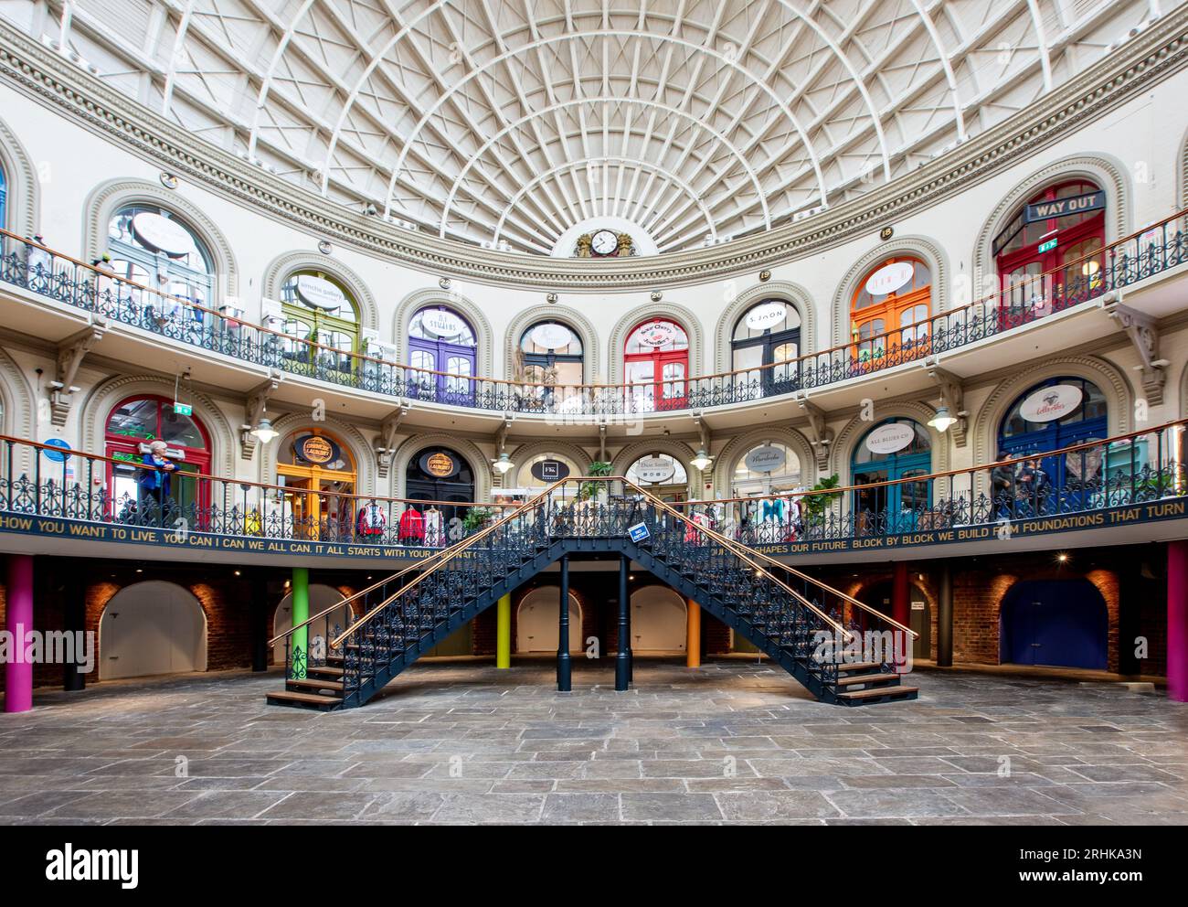 CORN EXCHANGE, LEEDS, GROSSBRITANNIEN - 14. AUGUST 2023. Eine farbenfrohe Architektur im Inneren der historischen Leeds Corn Exchange, die heute ein Marktplatz für sm ist Stockfoto