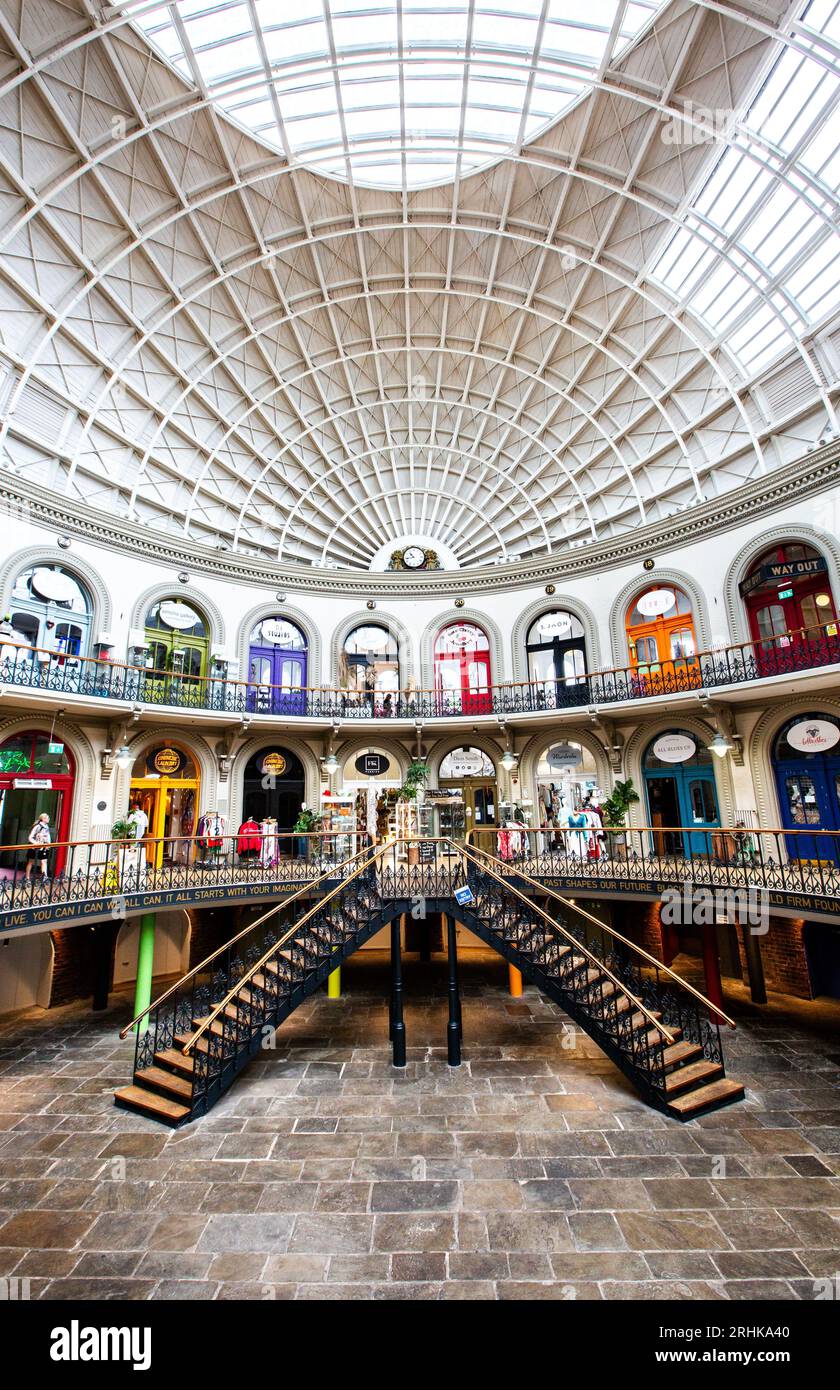 CORN EXCHANGE, LEEDS, GROSSBRITANNIEN - 14. AUGUST 2023. Eine farbenfrohe Architektur im Inneren der historischen Leeds Corn Exchange, die heute ein Marktplatz für sm ist Stockfoto