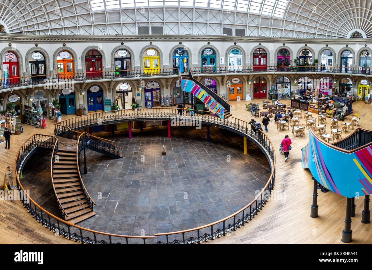 CORN EXCHANGE, LEEDS, GROSSBRITANNIEN - 14. AUGUST 2023. Ein Blick aus einem hohen Winkel auf das Innere der historischen Leeds Corn Exchange, die heute ein Marktplatz für sm ist Stockfoto