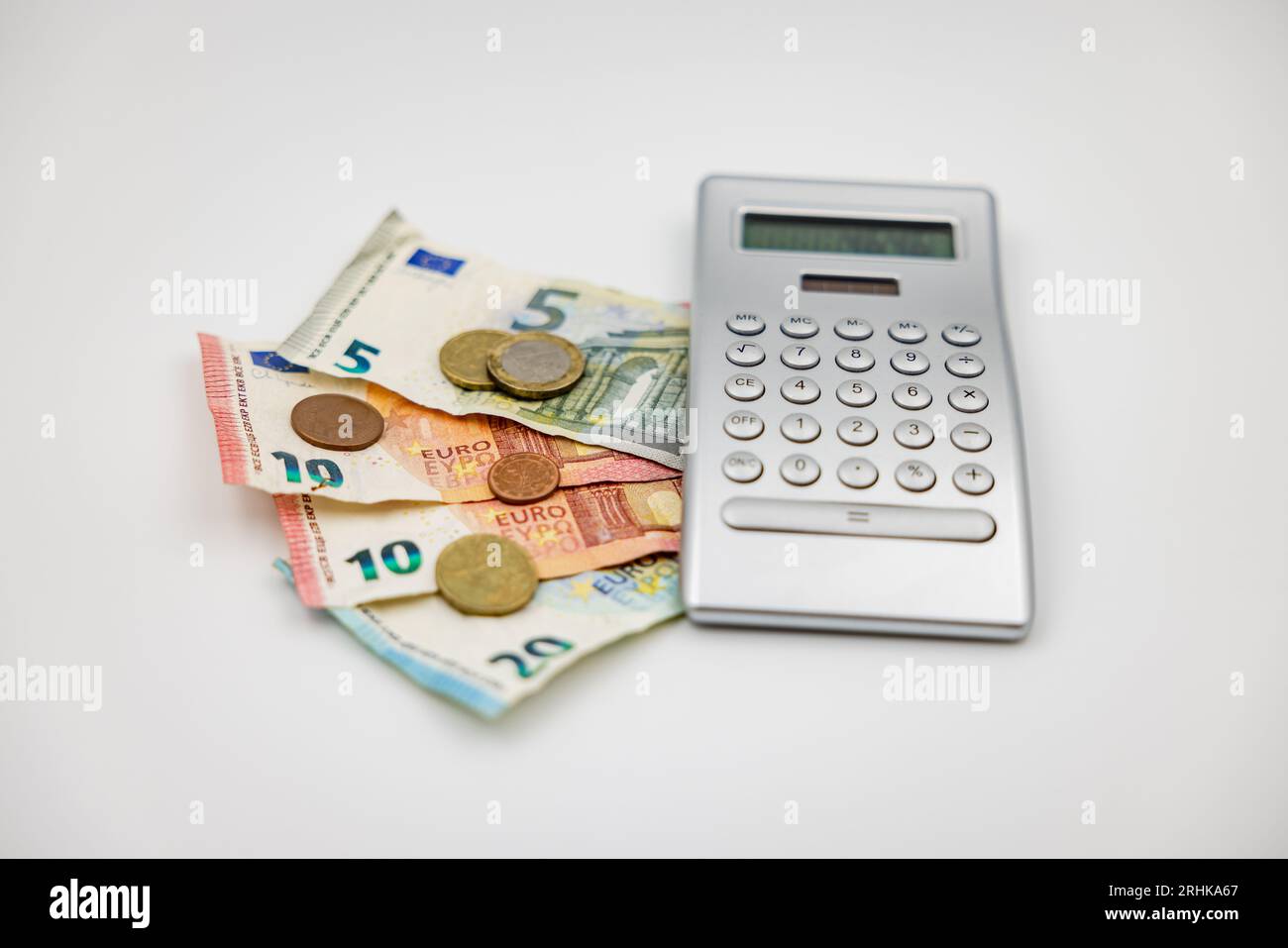 Ein Taschenrechner zeigt einen Mangel an Geld in Euro und Cent während der Eurokrise Stockfoto