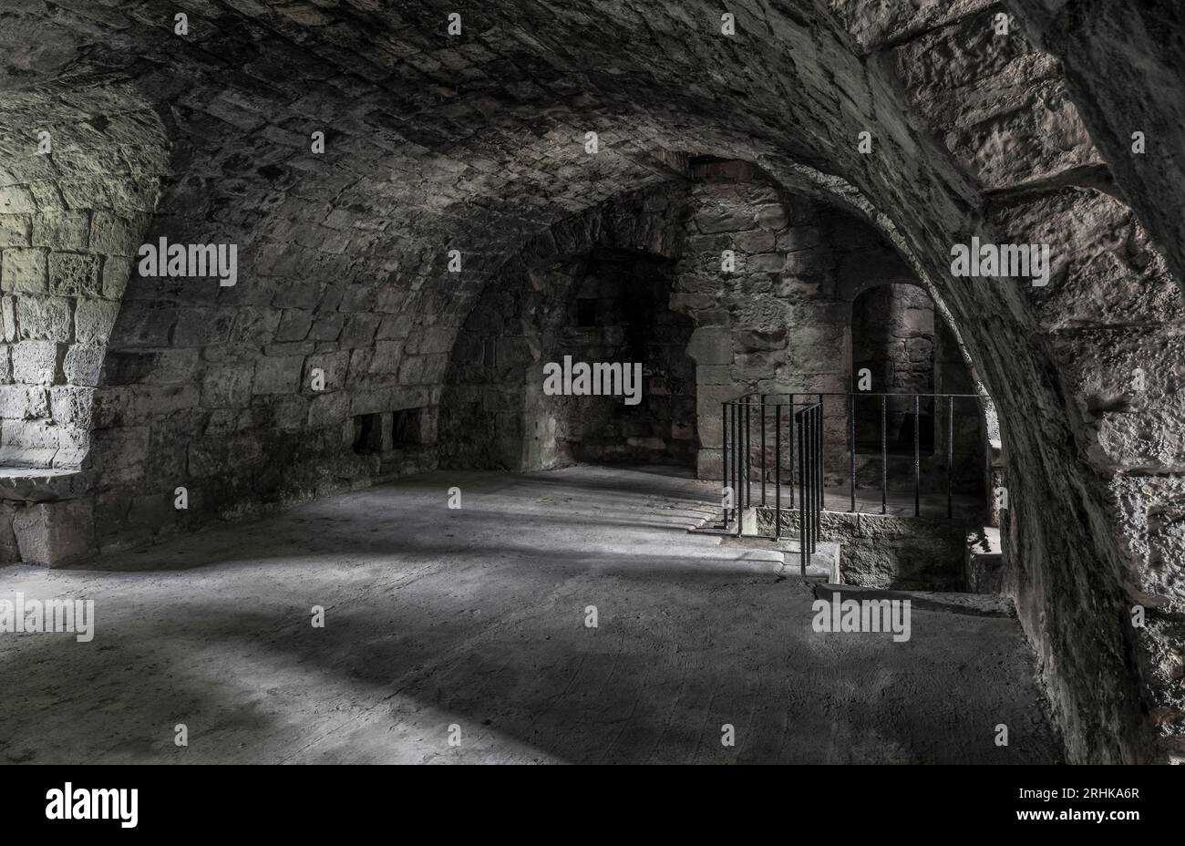 Keller eines historischen Schlosses Stockfoto