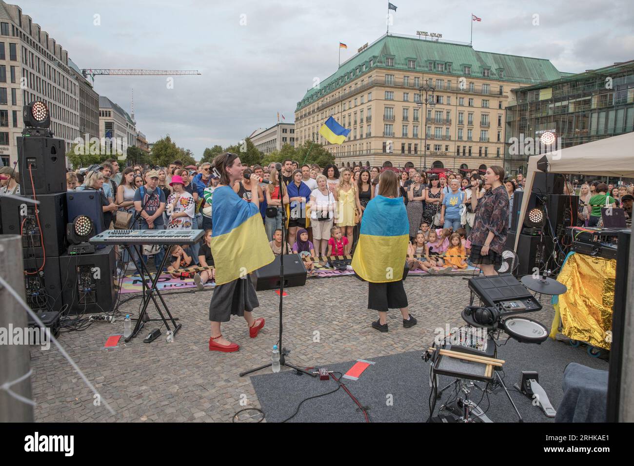 Am 17. August 2023 wurde das Brandenburger Tor, ein Symbol der Einheit und des Friedens, zum Schauplatz einer kraftvollen Demonstration von Solidarität und Widerstand. Die ukrainischen Hip-Hop-Pioniere TNMK (Tanok na Maidani Kongo) traten in einem Benefizkonzert auf die Bühne, das ebenso eine musikalische Extravaganz wie eine politische Aussage war. Der Abend war voller Emotionen, als sich Ukrainer versammelten, viele schwenkten ukrainische Flaggen, um die Sache der ukrainischen Freiheit zu unterstützen. Die Luft war voll mit Gesängen von "Russland ist ein terroristischer Staat", eine Stimmung, die von vielen Anwesenden aufgegriffen wurde. Ein riesiges Banner, das von den Teilnehmern hochgehalten wurde, trug sich Stockfoto